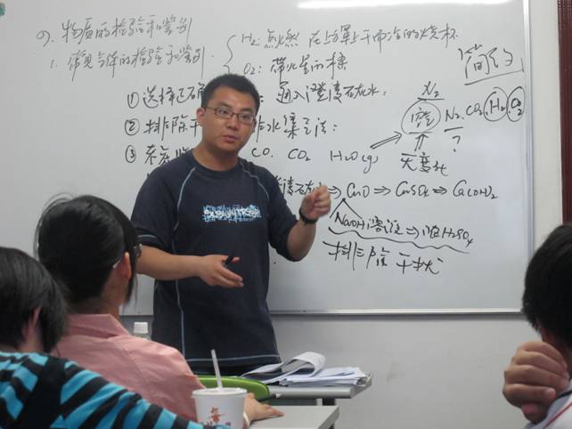 上海秋季补习班老师讲课中
