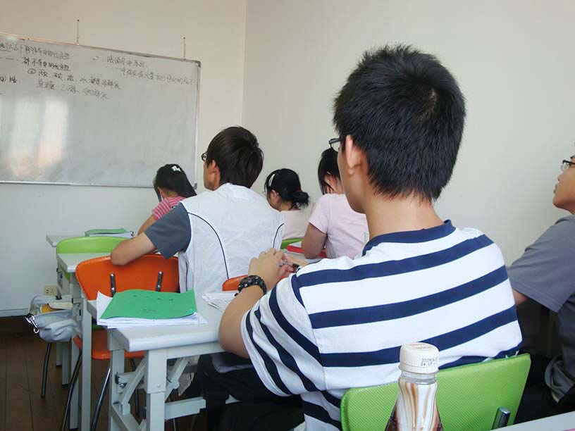 挺直腰板，专心听讲！